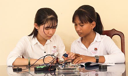 (eMagazine) - Lạ lẫm với mắt kính thông minh cho người khiếm thị của 2 nữ sinh