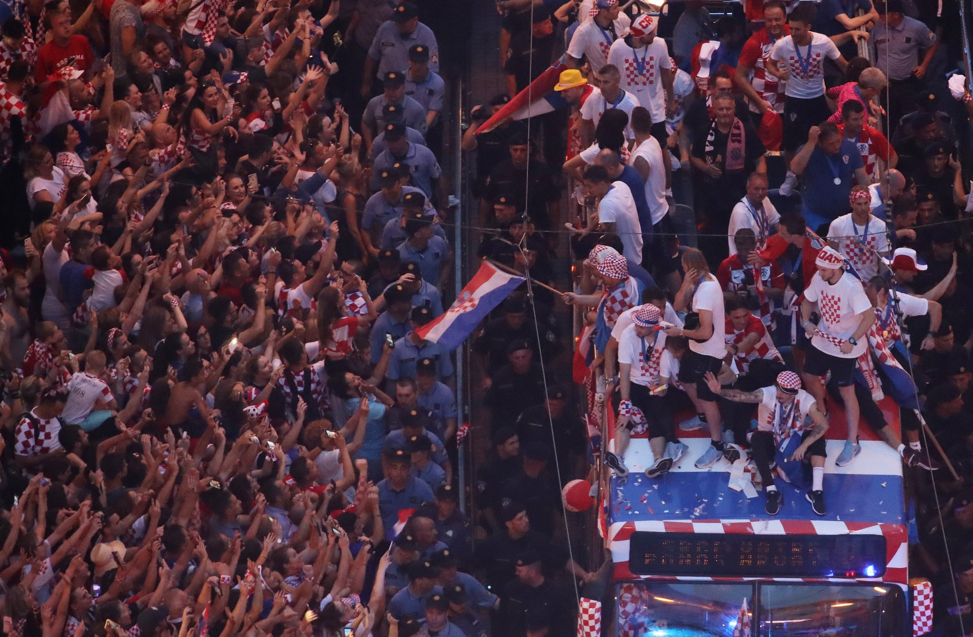 Croatia được ch&agrave;o đ&oacute;n như người h&ugrave;ng tại qu&ecirc; nh&agrave; - Ảnh 18.