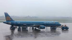 Airbus A321 gặp trục trặc kỹ thuật khi hạ cánh xuống sân bay Vinh dưới trời mưa