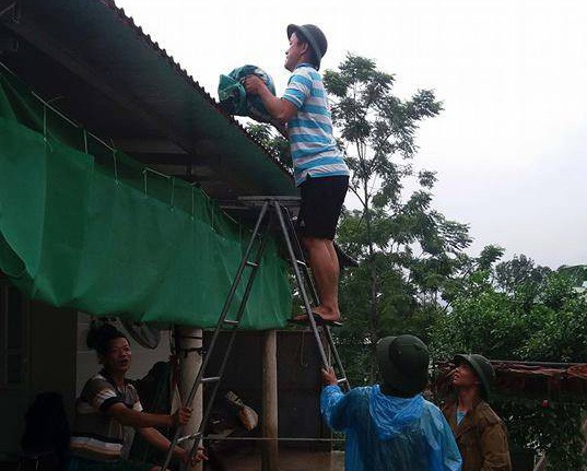 Hơn 2.000 thanh niên giúp dân di dời đồ đạc tránh bão Sơn Tinh