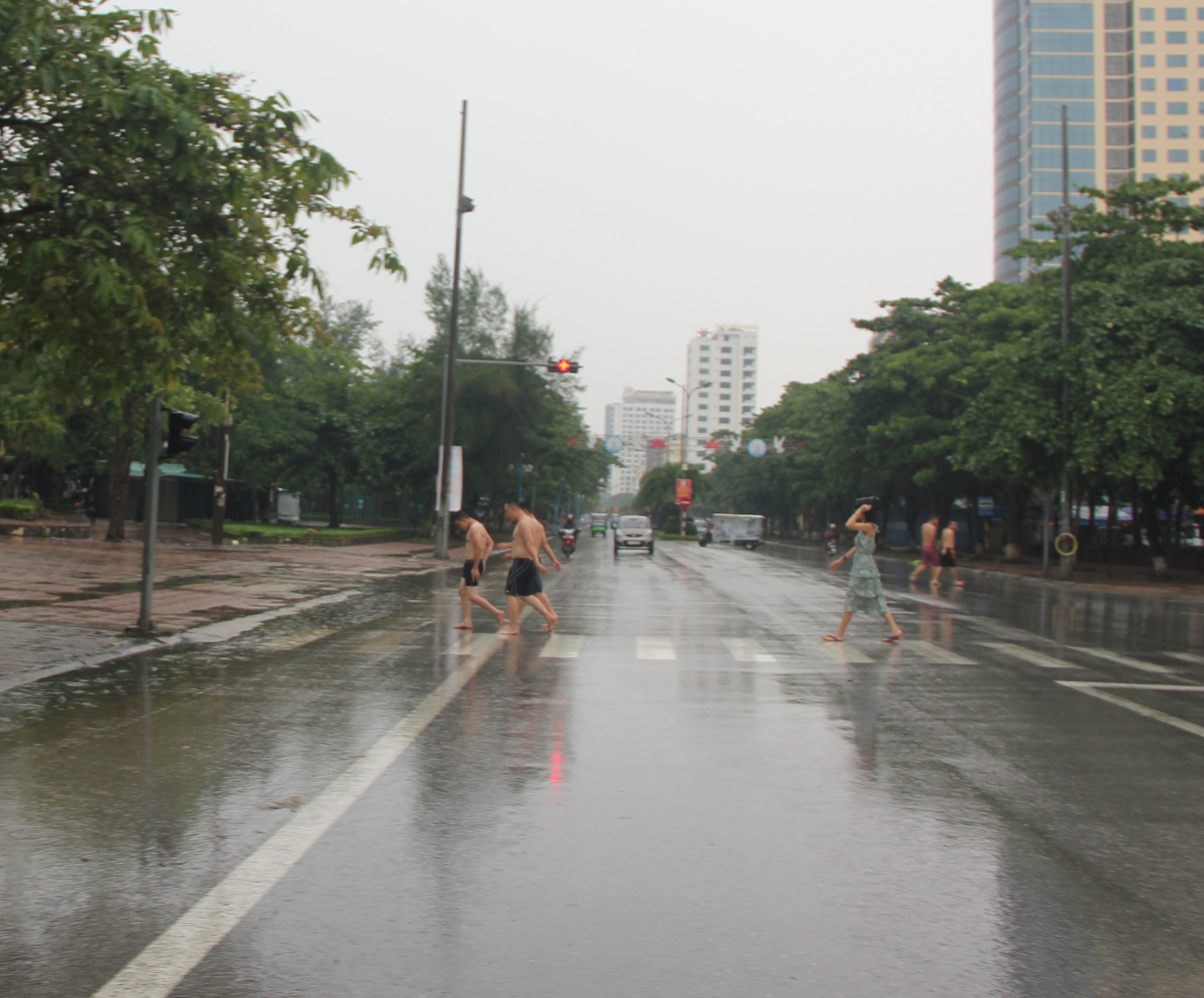 Bão sắp đổ bộ, mưa to sóng lớn, nhiều du khách vẫn lao xuống biển Cửa Lò tắm - Ảnh 8.