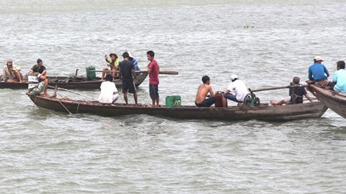 Thiệt mạng vì quay lại lấy điện thoại khi sà lan đang chìm