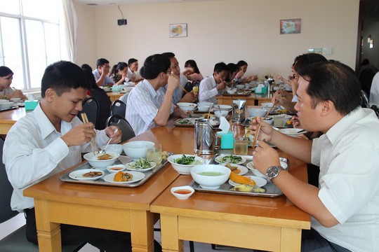 N&acirc;ng chất lượng bữa ăn giữa ca cho người lao động - Ảnh 1.