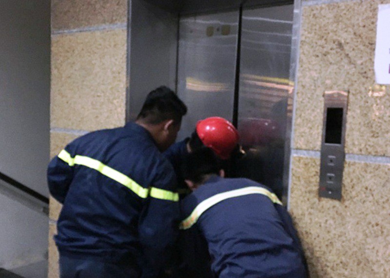 7 trẻ em mắc kẹt trong thang m&aacute;y Thư viện tỉnh Thanh H&oacute;a - Ảnh 1.