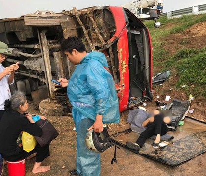 Hành khách hoảng sợ khi xe khách lao khỏi đường cao tốc, lật nghiêng