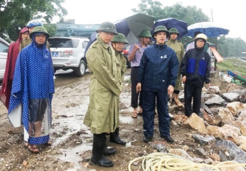 “Phớt” chỉ đạo của chủ tịch tỉnh, huyện vẫn tổ chức họp khi bão số 3 gần bờ
