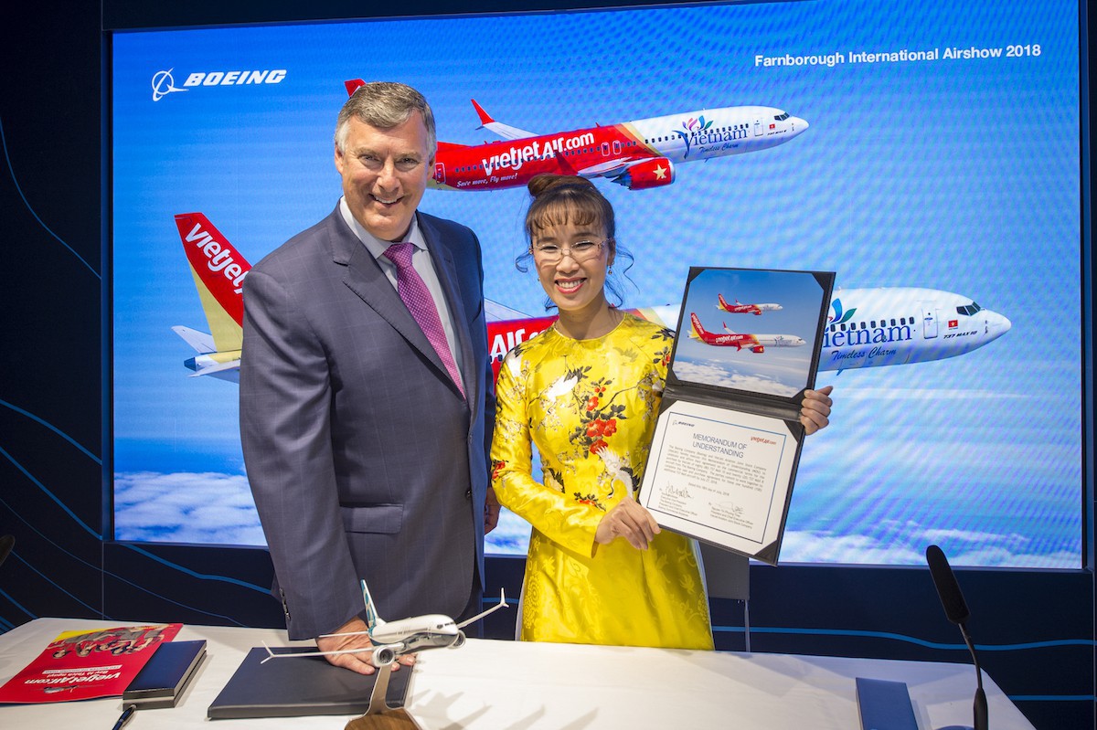 CEO Vietjet Nguyễn Thị Phương Thảo ký hợp đồng mua 100 máy bay Boeing