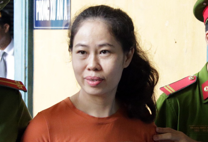 Xách giùm hàng trăm lượng vàng, 2 chị em cùng bị tội