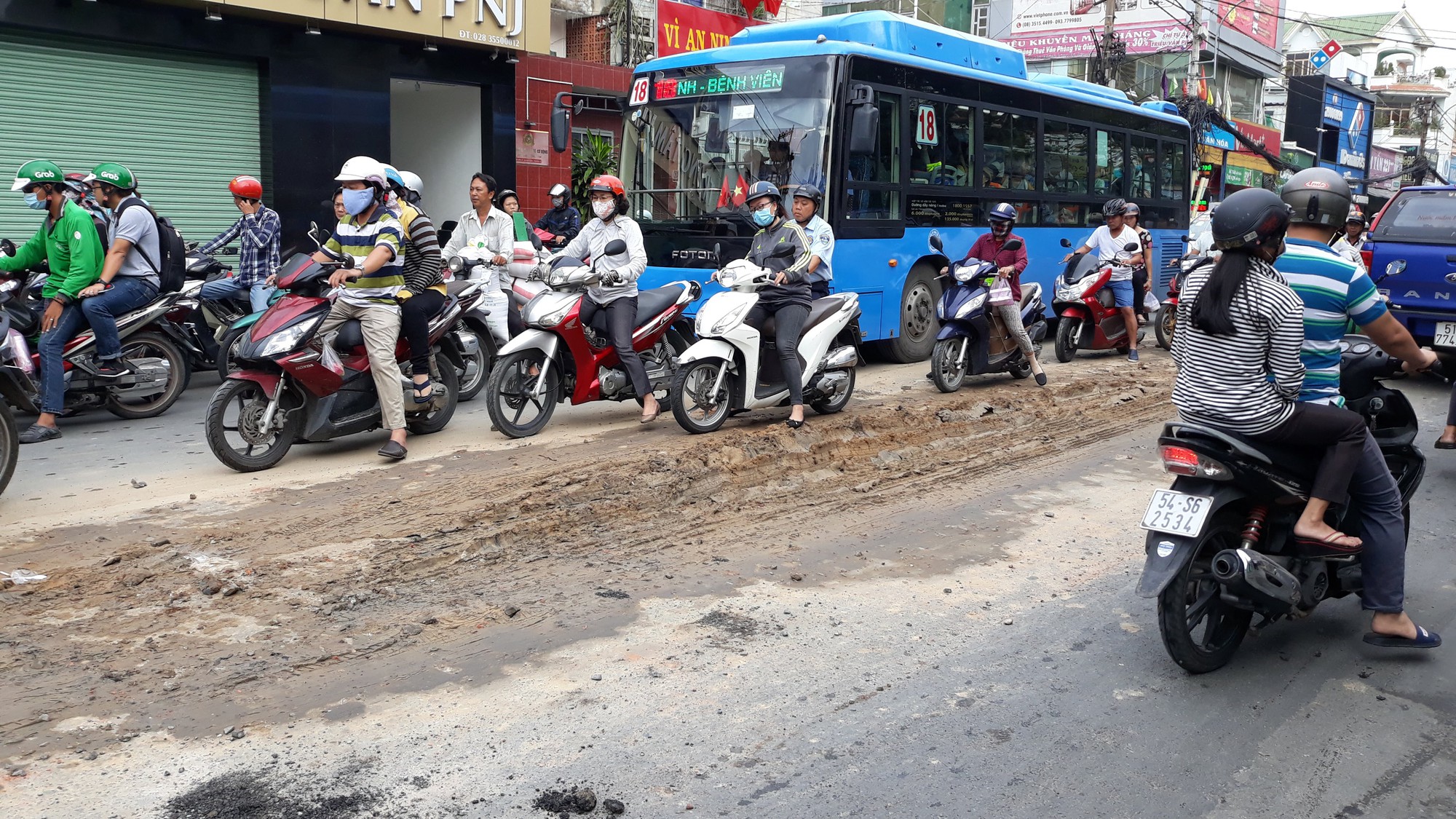 Bùn đất vương vãi trên đoạn đường dài