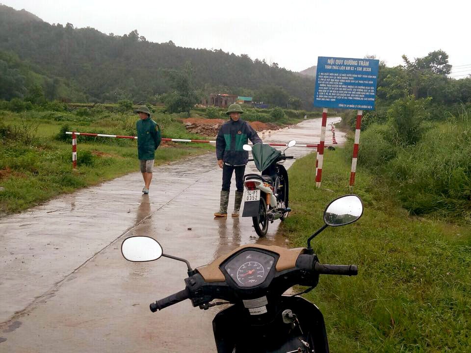 Nước lũ tr&agrave;n về, c&ocirc; lập ho&agrave;n to&agrave;n cả một huyện - Ảnh 4.