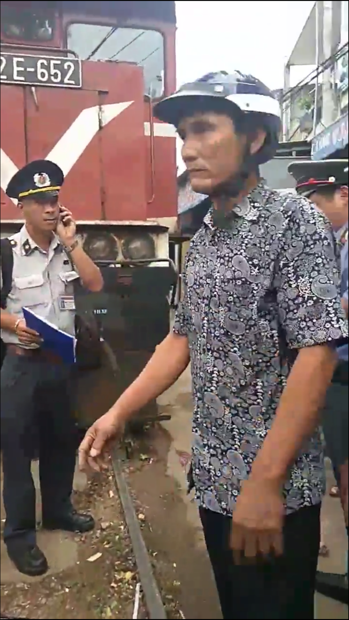 Bị tàu lửa tông, người nhà dùng xe máy chặn đoàn tàu để bắt đền - Ảnh 3.