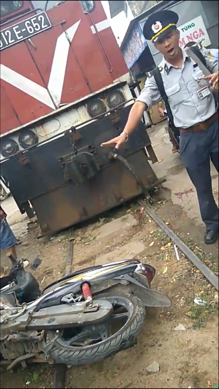 Bị tàu lửa tông, người nhà dùng xe máy chặn đoàn tàu để bắt đền - Ảnh 1.