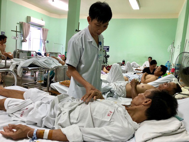 Đập ngực vào vô lăng sau cú phanh gấp, tài xế vỡ tim