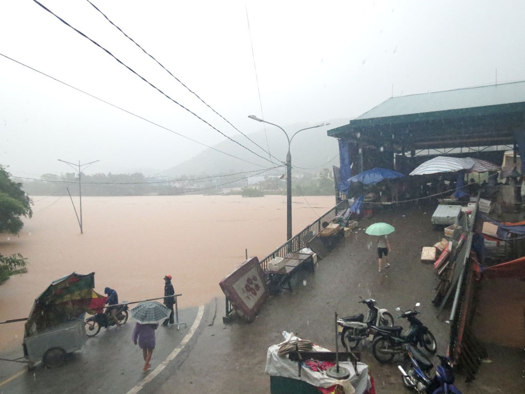 Nước lũ tr&agrave;n về, c&ocirc; lập ho&agrave;n to&agrave;n cả một huyện - Ảnh 2.
