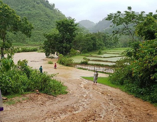 Nước lũ tr&agrave;n về, c&ocirc; lập ho&agrave;n to&agrave;n cả một huyện - Ảnh 6.