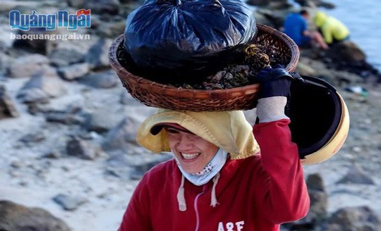 Chờ thủy triều r&uacute;t đi săn con ăn b&eacute;o ngậy - Ảnh 5.