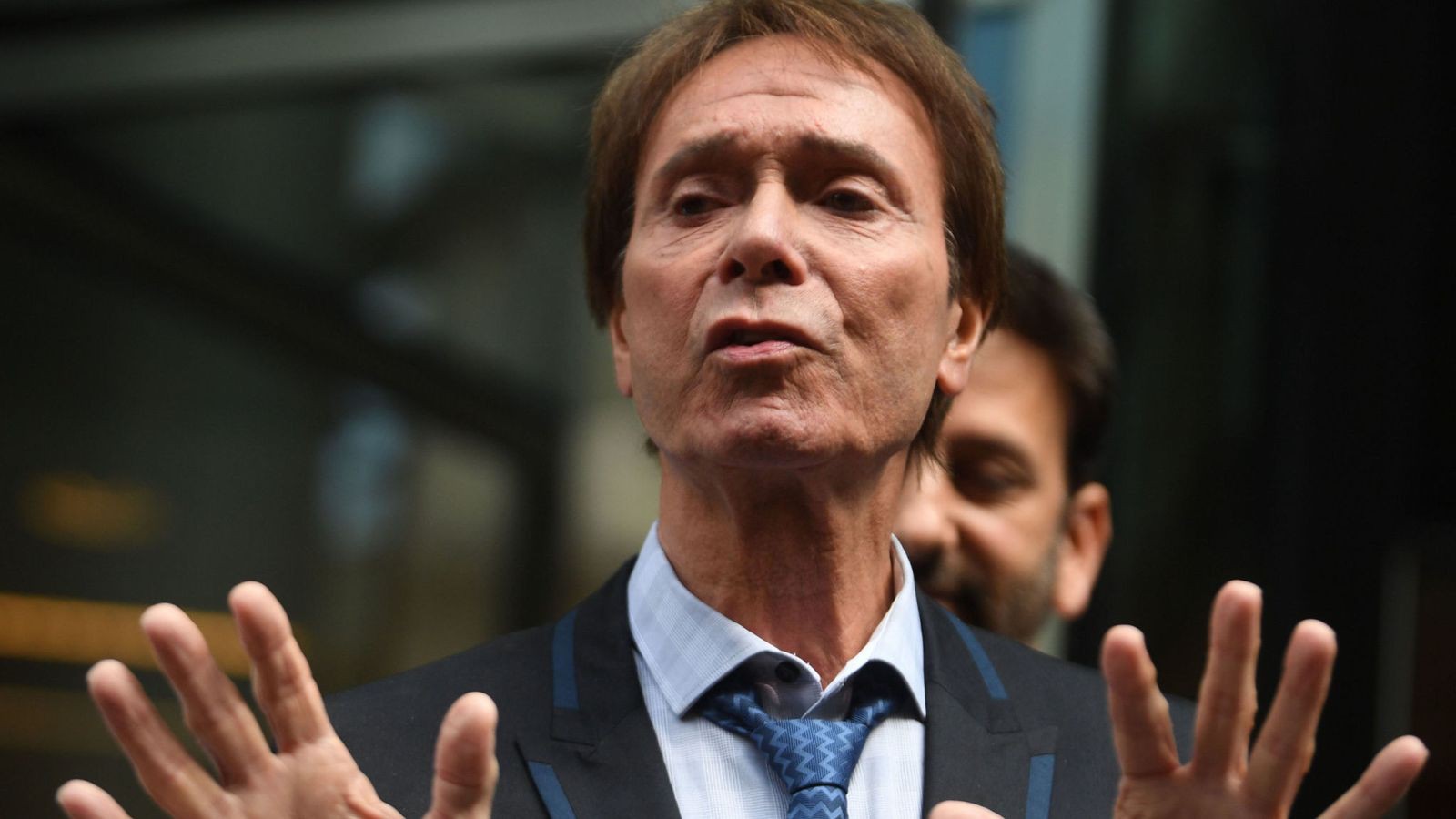 Ca sĩ Cliff Richard thắng kiện BBC về cách tác nghiệp báo chí - Ảnh 2.