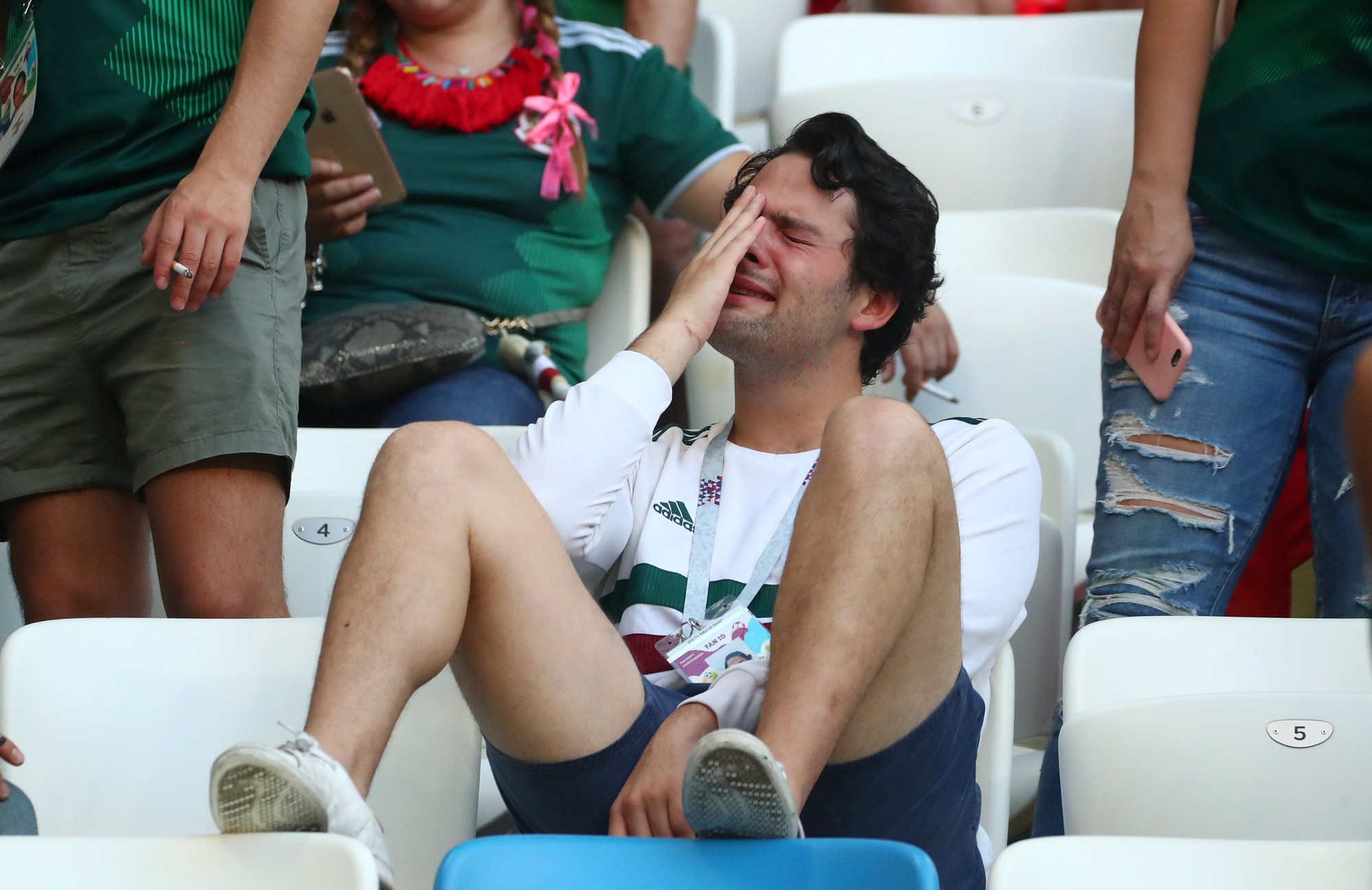 Brazil - Mexico 2-0: CĐV 2 đội đều khóc - Ảnh 5.