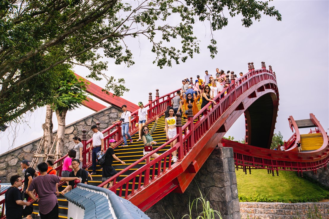 Bắc c&oacute; cầu Koi, Trung c&oacute; cầu V&agrave;ng, cầu n&agrave;o đẹp hơn? - Ảnh 3.