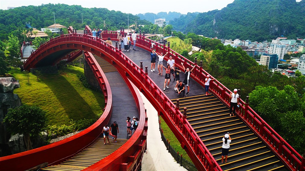 Bắc c&oacute; cầu Koi, Trung c&oacute; cầu V&agrave;ng, cầu n&agrave;o đẹp hơn? - Ảnh 5.