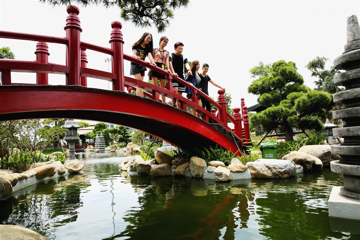 Bắc c&oacute; cầu Koi, Trung c&oacute; cầu V&agrave;ng, cầu n&agrave;o đẹp hơn? - Ảnh 7.