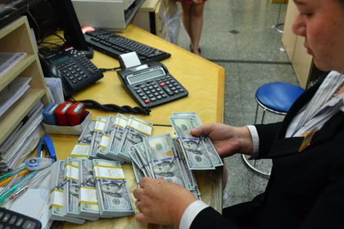 Có thể bán ngoại tệ để bình ổn thị trường