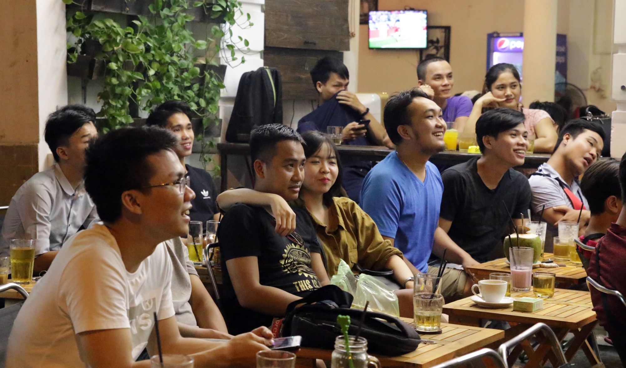 Công nhân vui buồn mùa World Cup - Ảnh 2.