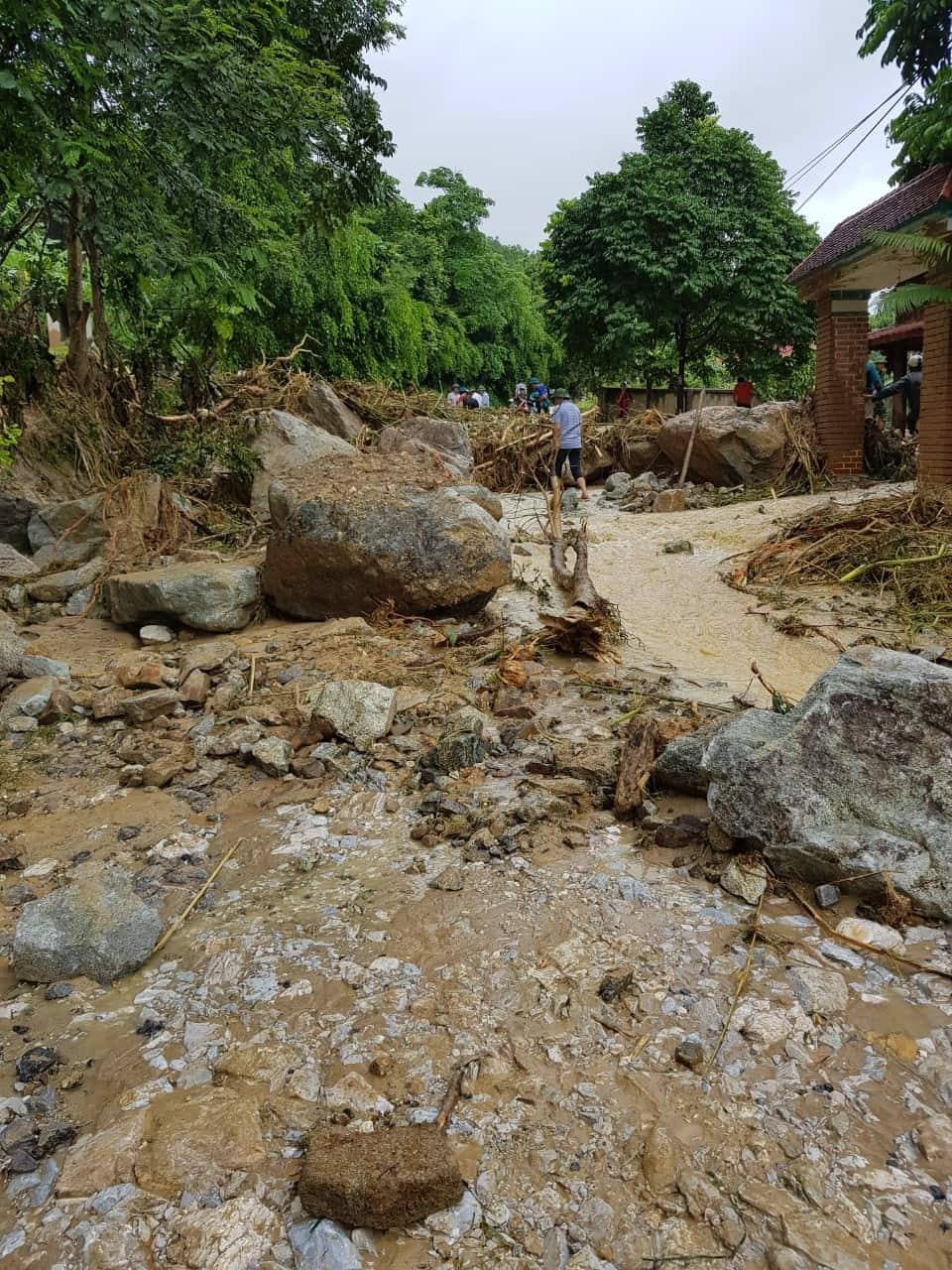 Lũ qu&eacute;t kinh ho&agrave;ng trong đ&ecirc;m, nh&agrave; sập, 2 người chết, 2 người mất t&iacute;ch - Ảnh 4.