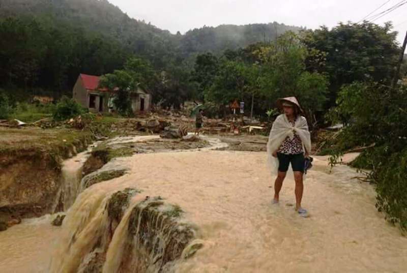 Lũ quét kinh hoàng trong đêm, nhà sập, 2 người chết, 2 người mất tích