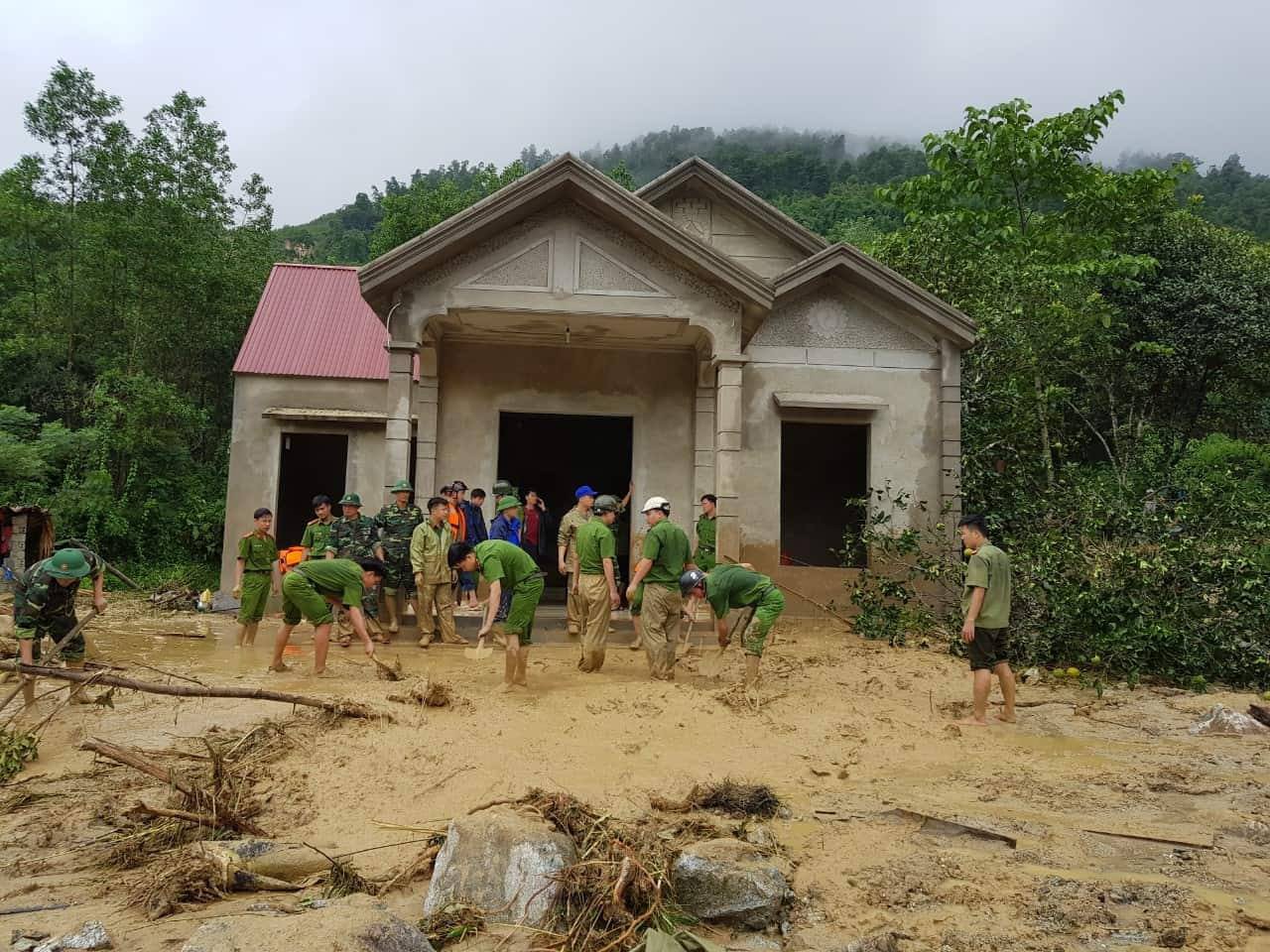 Lũ qu&eacute;t kinh ho&agrave;ng trong đ&ecirc;m, nh&agrave; sập, 2 người chết, 2 người mất t&iacute;ch - Ảnh 6.