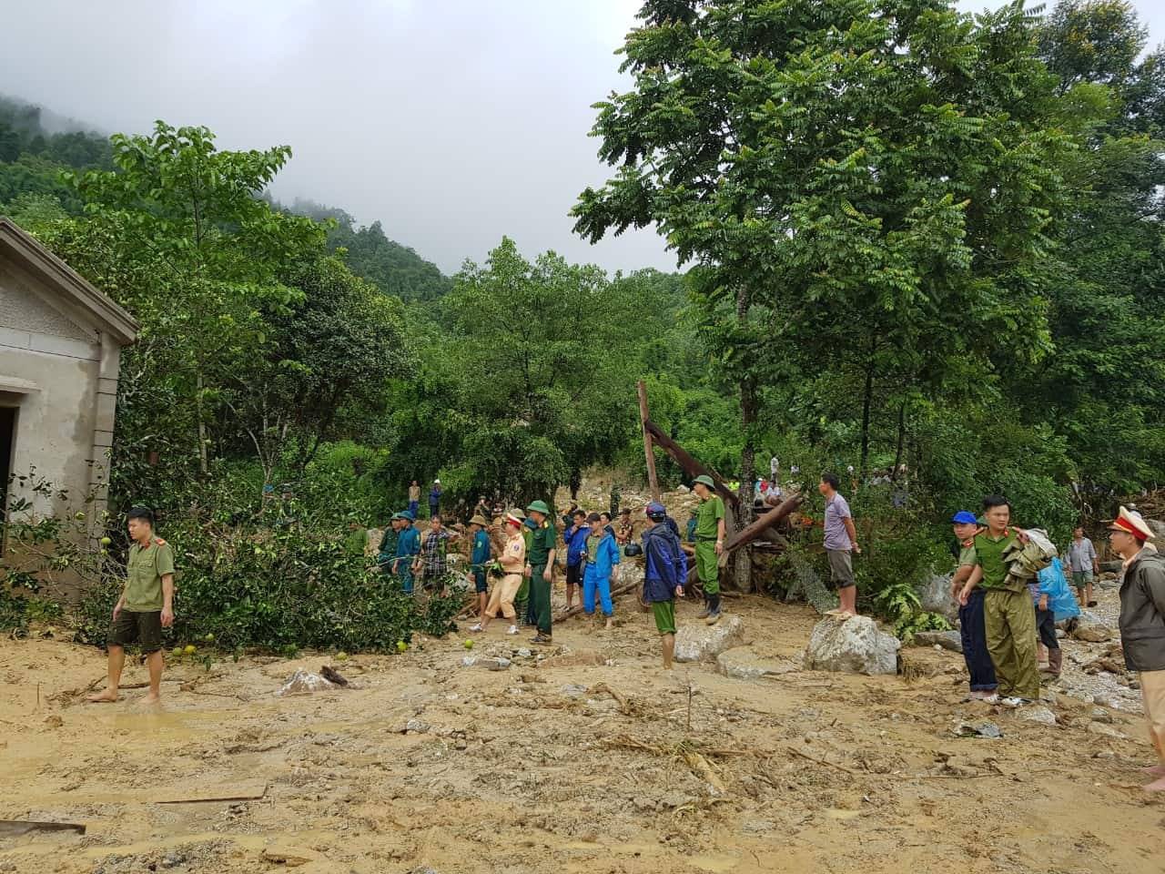 Lũ qu&eacute;t kinh ho&agrave;ng trong đ&ecirc;m, nh&agrave; sập, 2 người chết, 2 người mất t&iacute;ch - Ảnh 7.