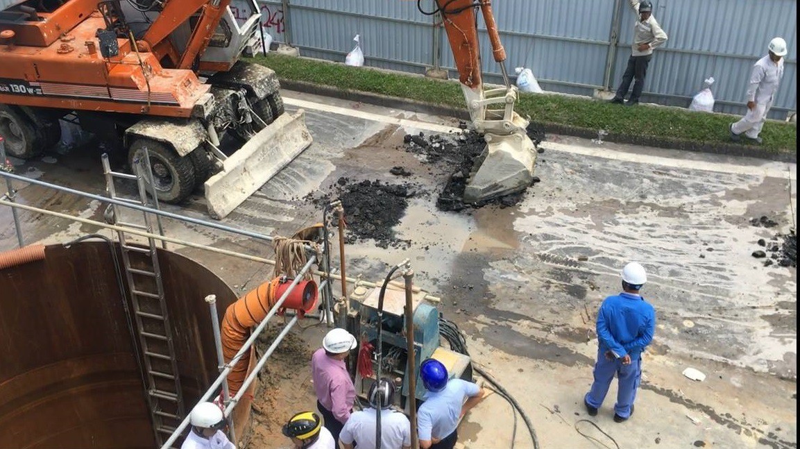 TP HCM: Sụp l&uacute;n ở đường V&otilde; Văn Kiệt, giao th&ocirc;ng bị phong tỏa nhiều giờ - Ảnh 1.