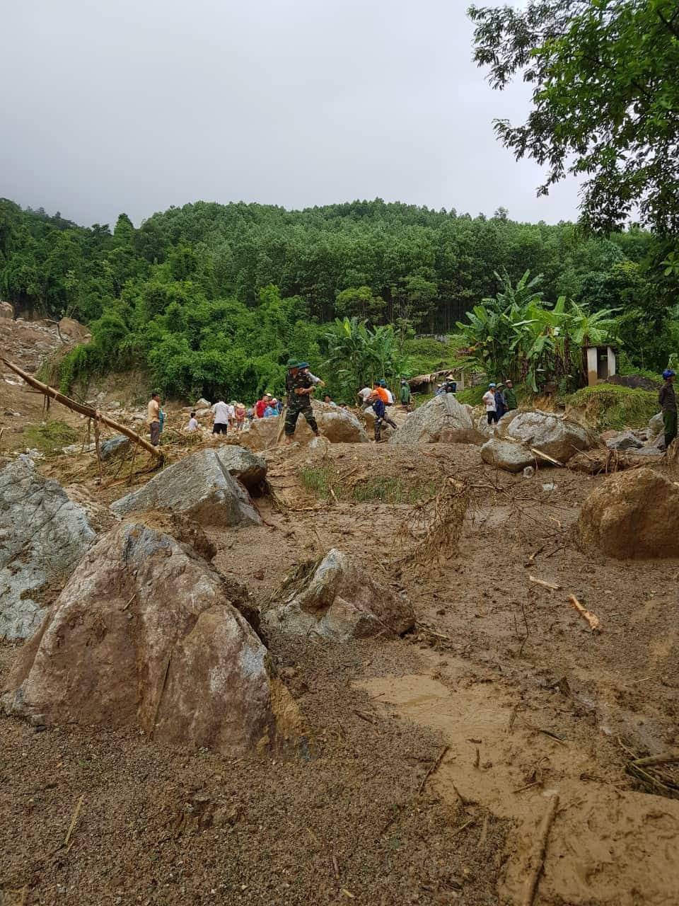Lũ qu&eacute;t kinh ho&agrave;ng trong đ&ecirc;m, nh&agrave; sập, 2 người chết, 2 người mất t&iacute;ch - Ảnh 8.