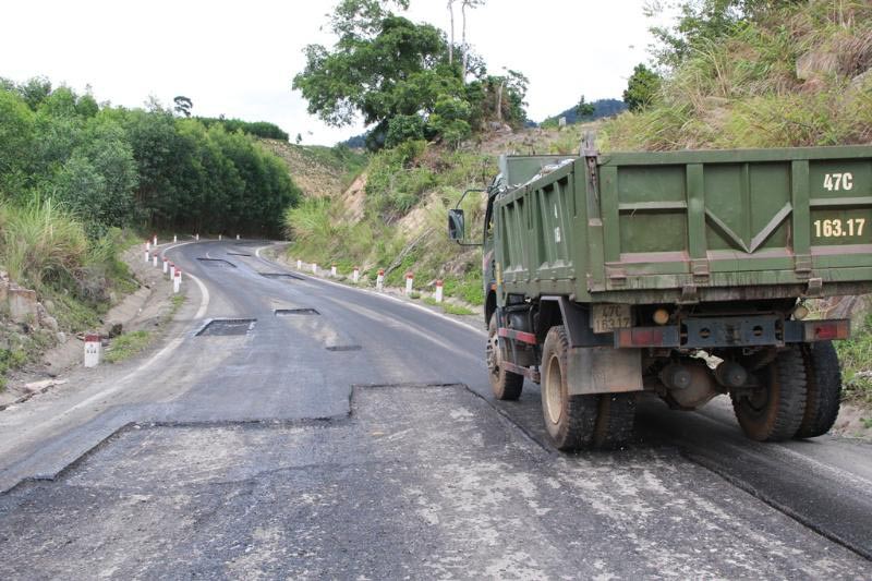Đường ngàn tỉ mới sử dụng đã nát bươm