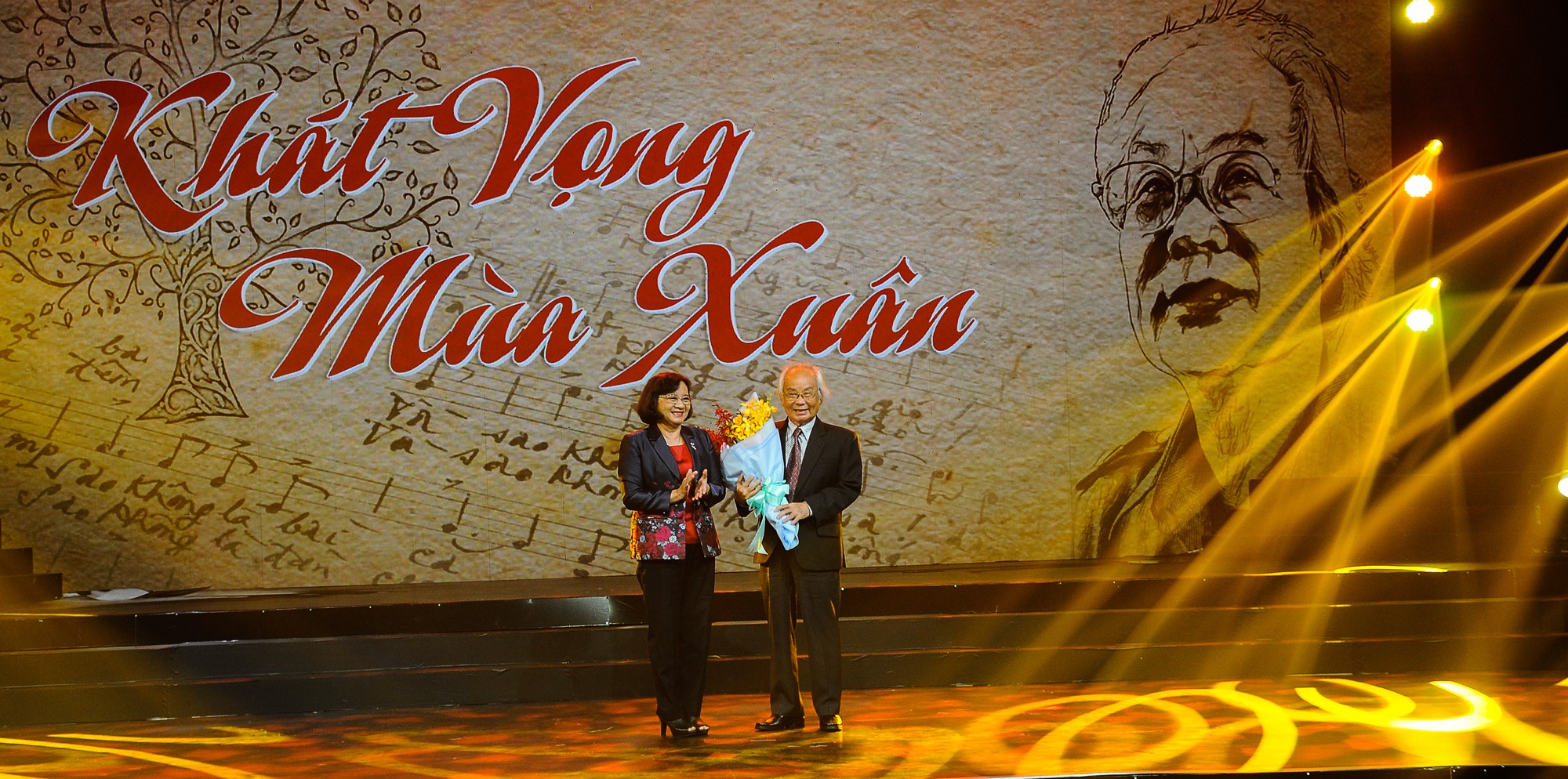 Nhạc sĩ Phạm Minh Tuấn vỡ &ograve;a x&uacute;c động trong đ&ecirc;m nhạc vinh danh - Ảnh 2.