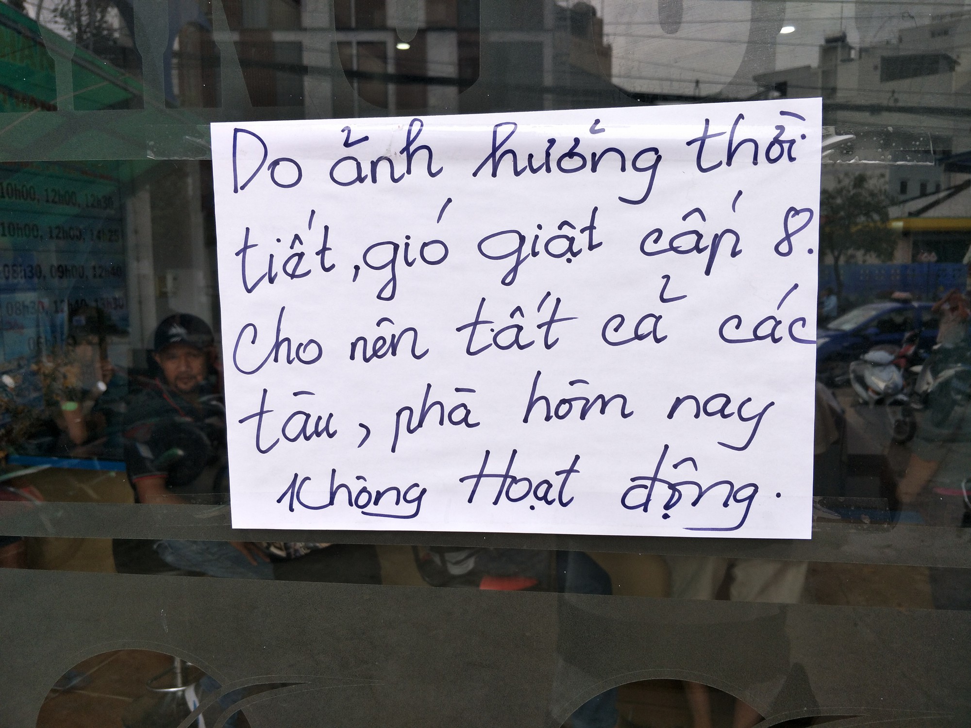 Kh&aacute;ch du lịch kh&oacute;c r&ograve;ng v&igrave; tiếp tục bị kẹt lại đảo Ph&uacute; Quốc - Ảnh 2.