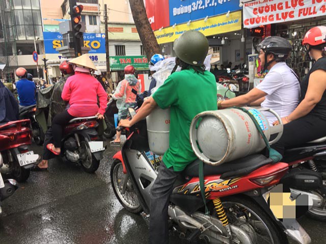 Chở bom trên đường