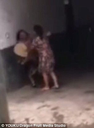 G&atilde; con trai trời đ&aacute;nh, nh&eacute;t cỏ v&agrave;o miệng mẹ - Ảnh 2.
