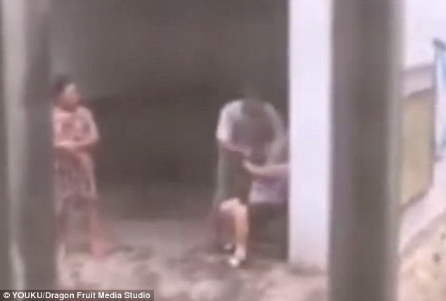 G&atilde; con trai trời đ&aacute;nh, nh&eacute;t cỏ v&agrave;o miệng mẹ - Ảnh 3.