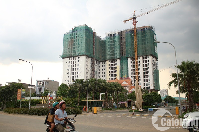 Đỏ mắt t&igrave;m nh&agrave; b&igrave;nh d&acirc;n - Ảnh 1.