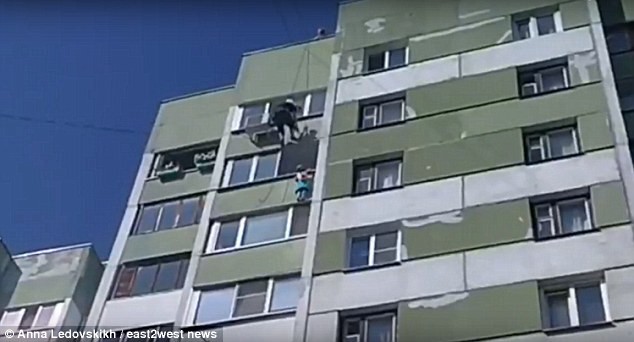 Rơi từ lầu 4, em bé sống sót kỳ diệu nhờ 2 công nhân lao đến đỡ