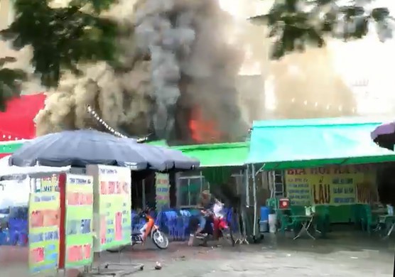 Cháy quán bia dưới trời mưa, 1 nữ nhân viên tử vong