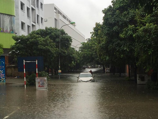 H&agrave; Nội: Mưa lớn, người d&acirc;n b&igrave; b&otilde;m tr&ecirc;n nhiều tuyến phố biến th&agrave;nh s&ocirc;ng - Ảnh 1.