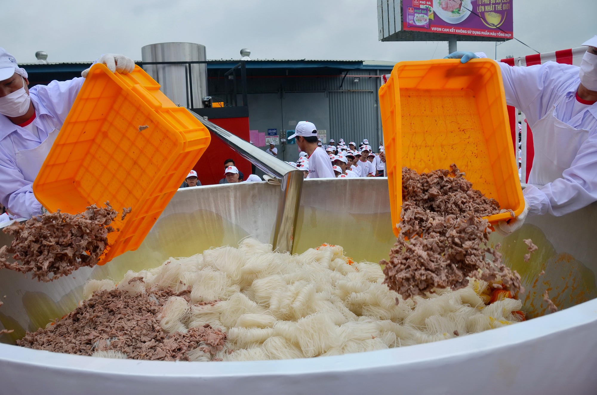 T&ocirc; phở hơn 1,3 tấn của Việt Nam lập kỷ lục thế giới - Ảnh 1.