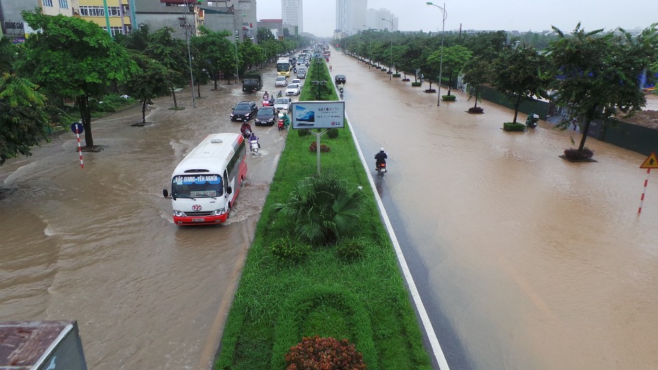 H&agrave; Nội: Mưa lớn, người d&acirc;n b&igrave; b&otilde;m tr&ecirc;n nhiều tuyến phố biến th&agrave;nh s&ocirc;ng - Ảnh 8.