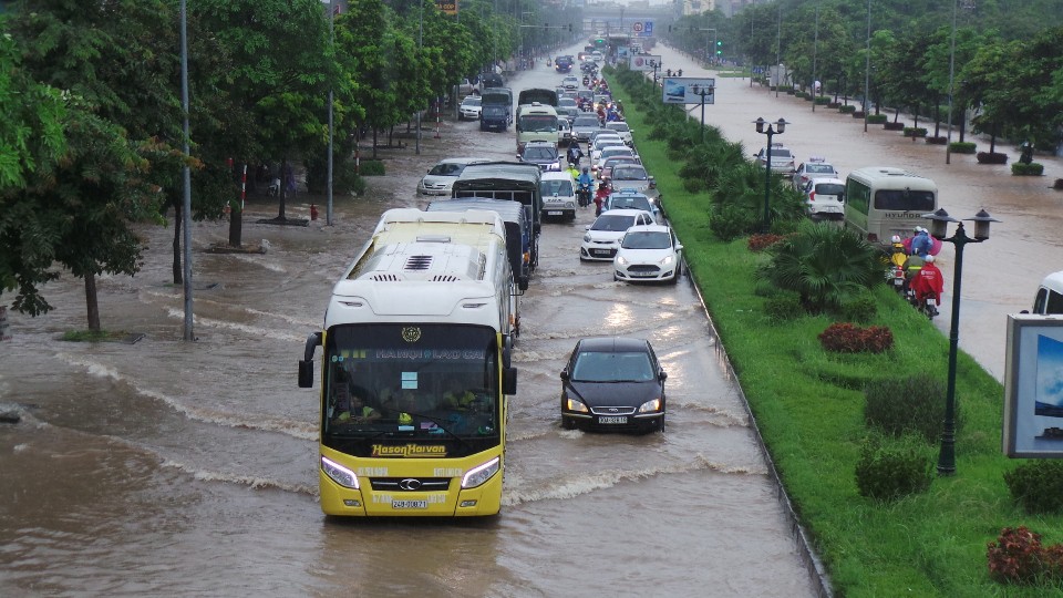 H&agrave; Nội: Mưa lớn, người d&acirc;n b&igrave; b&otilde;m tr&ecirc;n nhiều tuyến phố biến th&agrave;nh s&ocirc;ng - Ảnh 10.