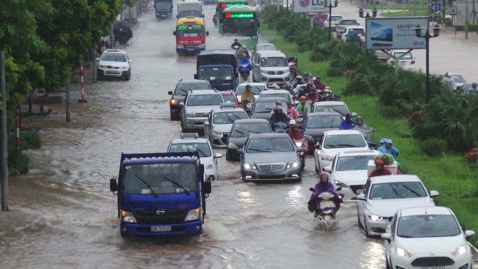 H&agrave; Nội: Mưa lớn, người d&acirc;n b&igrave; b&otilde;m tr&ecirc;n nhiều tuyến phố biến th&agrave;nh s&ocirc;ng - Ảnh 11.