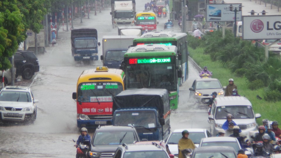 H&agrave; Nội: Mưa lớn, người d&acirc;n b&igrave; b&otilde;m tr&ecirc;n nhiều tuyến phố biến th&agrave;nh s&ocirc;ng - Ảnh 12.