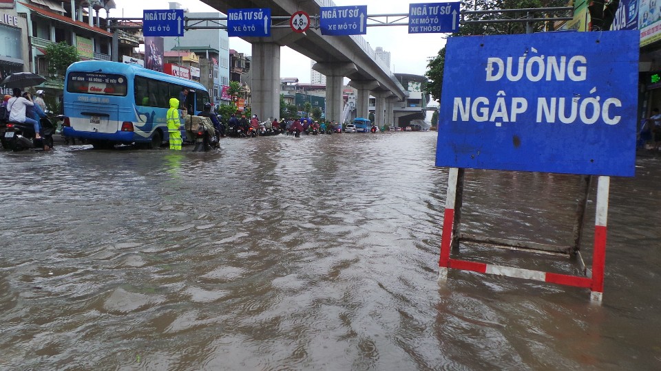 H&agrave; Nội: Mưa lớn, người d&acirc;n b&igrave; b&otilde;m tr&ecirc;n nhiều tuyến phố biến th&agrave;nh s&ocirc;ng - Ảnh 13.