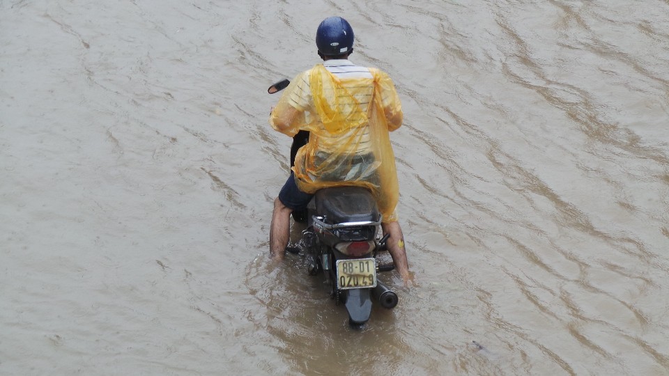 H&agrave; Nội: Mưa lớn, người d&acirc;n b&igrave; b&otilde;m tr&ecirc;n nhiều tuyến phố biến th&agrave;nh s&ocirc;ng - Ảnh 15.